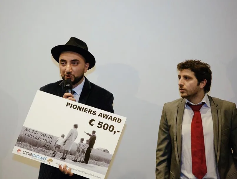 Cyrus holding the Pioniers Award at Almere Film 2017